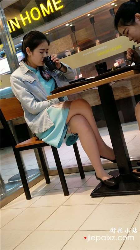 4k视频，餐厅跟闺蜜吃甜点的美腿气质女孩
