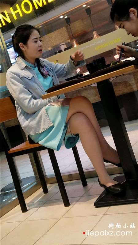 4k视频，餐厅跟闺蜜吃甜点的美腿气质女孩