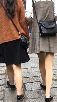 跟拍两位苗条细腿短裙丝袜妹纸