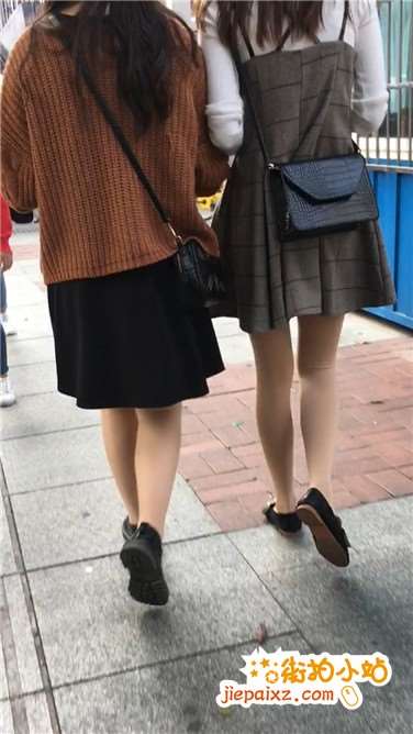 跟拍两位苗条细腿短裙丝袜妹纸
