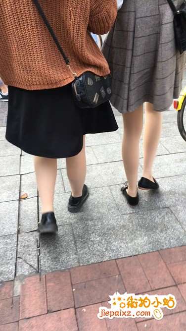 跟拍两位苗条细腿短裙丝袜妹纸