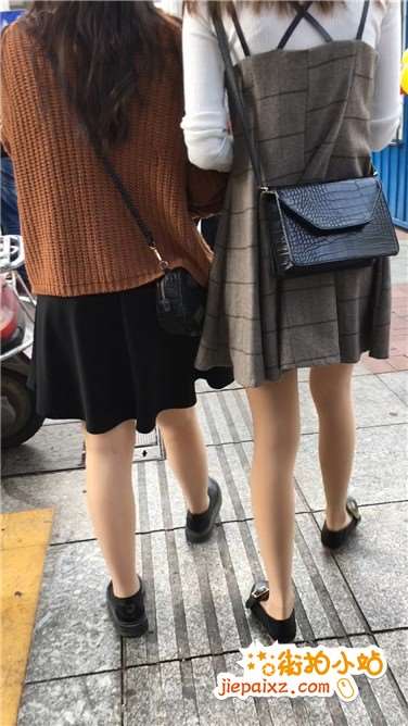 跟拍两位苗条细腿短裙丝袜妹纸