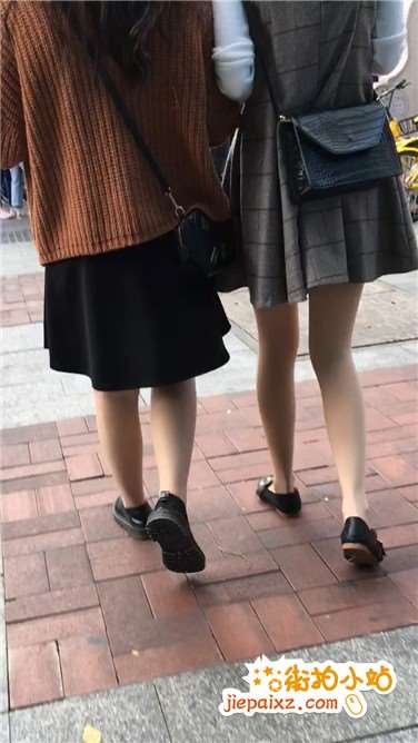 跟拍两位苗条细腿短裙丝袜妹纸