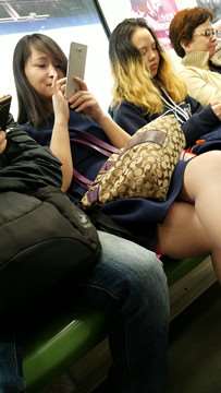 4k超清，地铁车厢近距离拍摄丝袜美腿美女