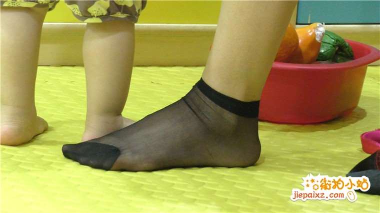 4k超清，原味短丝袜没少妇陪小孩玩耍