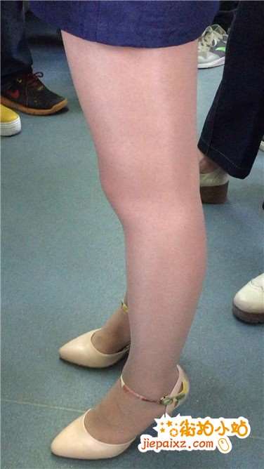 地铁拍摄肉丝袜美腿女孩