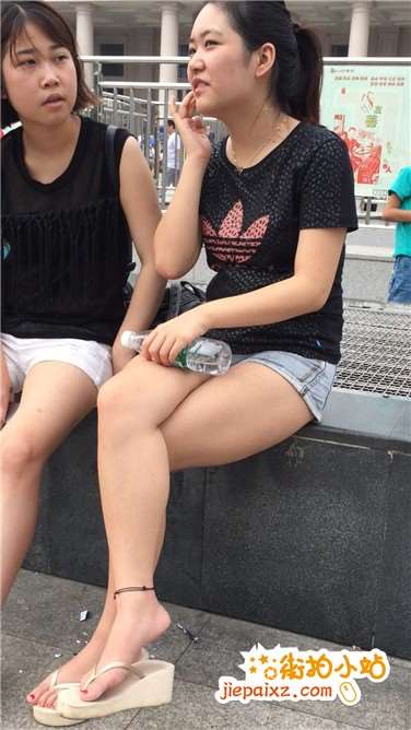 街拍青春甜美牛仔热裤松糕鞋气质美腿美女