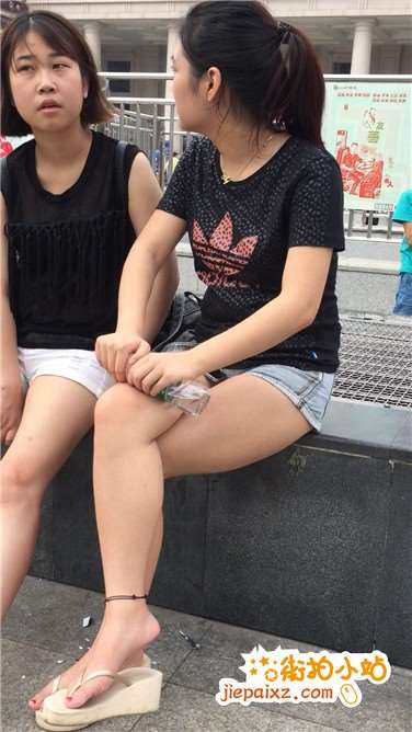 街拍青春甜美牛仔热裤松糕鞋气质美腿美女