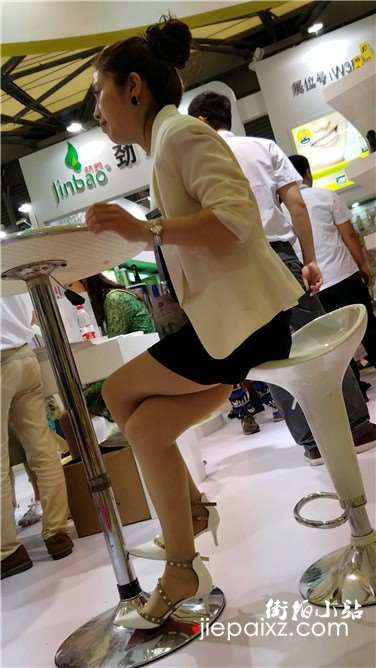 4k超清，高跟美腿工作服气质美女销售员