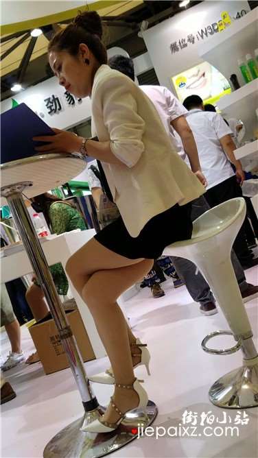 4k超清，高跟美腿工作服气质美女销售员