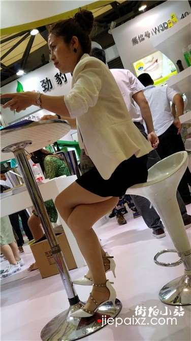 4k超清，高跟美腿工作服气质美女销售员