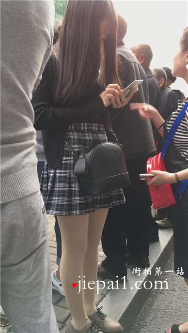 街拍等公交的格子短裙肉丝美腿女孩