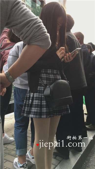 街拍等公交的格子短裙肉丝美腿女孩