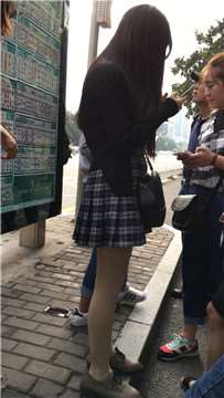 街拍等公交的格子短裙肉丝美腿女孩