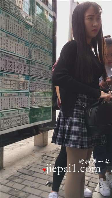 街拍等公交的格子短裙肉丝美腿女孩