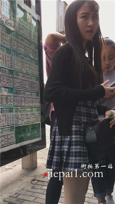 街拍等公交的格子短裙肉丝美腿女孩