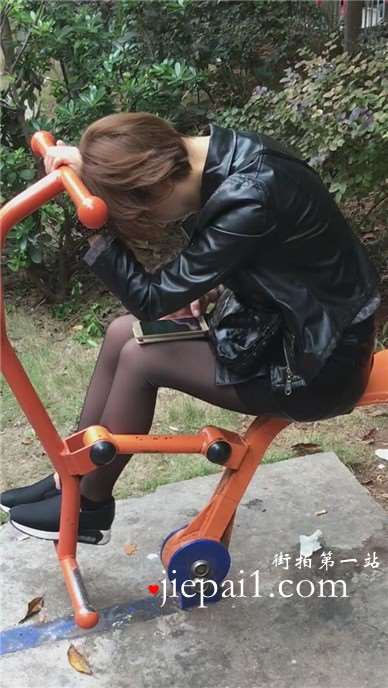 偶遇健身器材上的黑丝美腿皮衣短发女孩