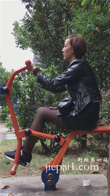 偶遇健身器材上的黑丝美腿皮衣短发女孩
