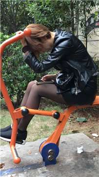偶遇健身器材上的黑丝美腿皮衣短发女孩