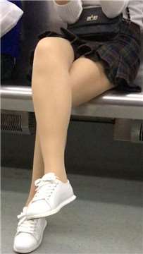 地铁拍摄肉丝美臀白鞋MM