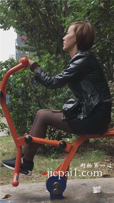偶遇健身器材上的黑丝美腿皮衣短发女孩