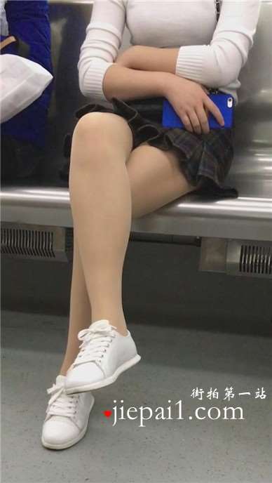 地铁拍摄肉丝美臀白鞋MM