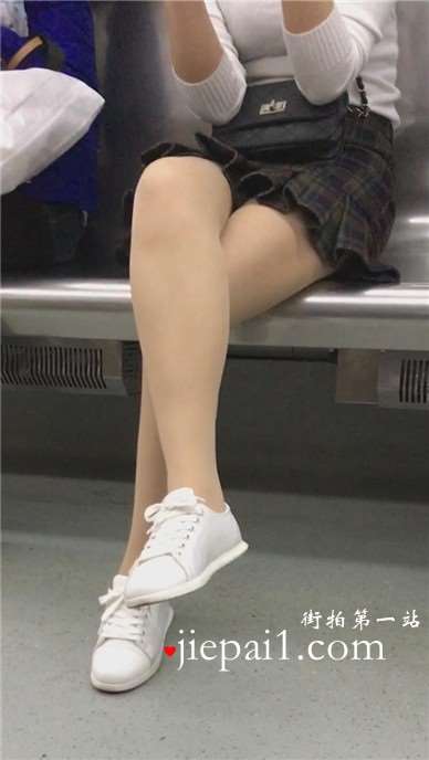 地铁拍摄肉丝美臀白鞋MM