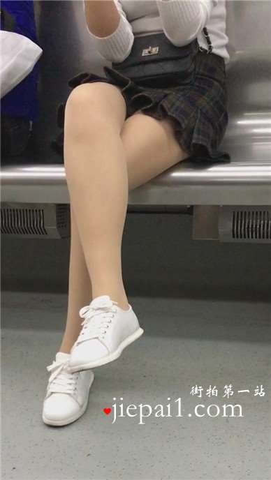 地铁拍摄肉丝美臀白鞋MM
