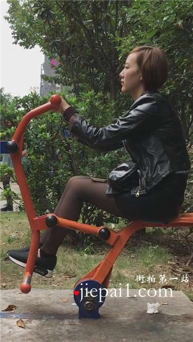 偶遇健身器材上的黑丝美腿皮衣短发女孩