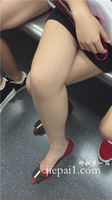 地铁拍摄美腿性感雪白腿腿的女神姐姐
