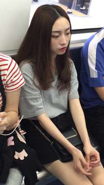 地铁拍摄甜美小清新美腿帆布鞋MM