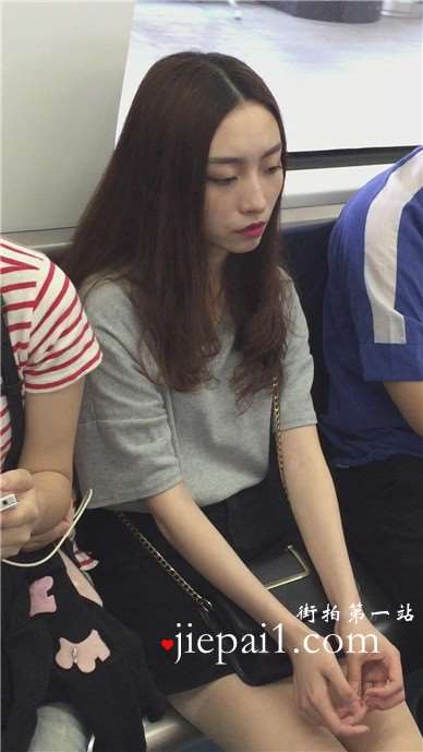 地铁拍摄甜美小清新美腿帆布鞋MM