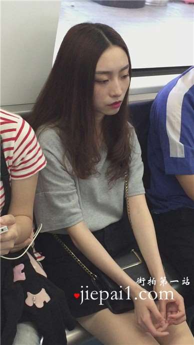 地铁拍摄甜美小清新美腿帆布鞋MM