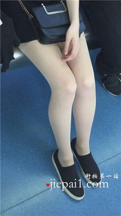 地铁拍摄甜美小清新美腿帆布鞋MM