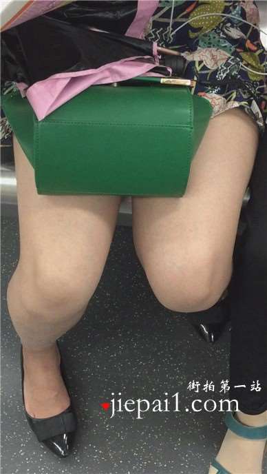 地铁上拍摄看报纸的美女，清纯甜美。