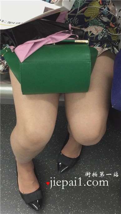 地铁上拍摄看报纸的美女，清纯甜美。