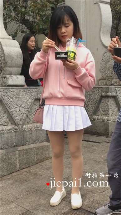 街边偶遇吃东西的粉色甜美可爱小萌妹