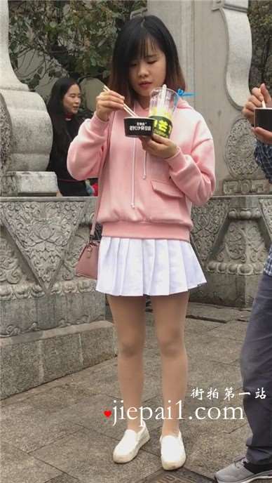 街边偶遇吃东西的粉色甜美可爱小萌妹