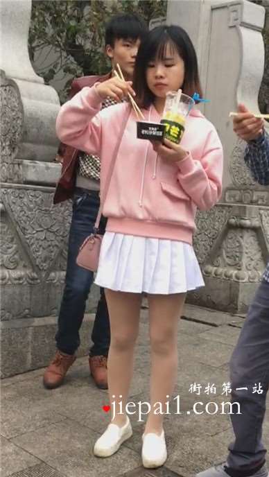 街边偶遇吃东西的粉色甜美可爱小萌妹