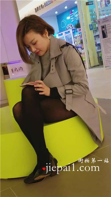 4k-商场休息区拍摄黑丝短发漂亮美女