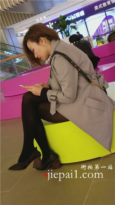 4k-商场休息区拍摄黑丝短发漂亮美女