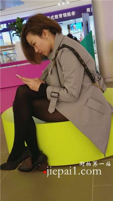 4k-商场休息区拍摄黑丝短发漂亮美女