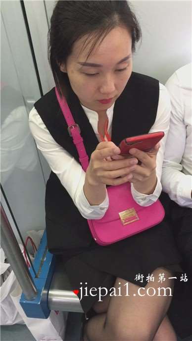 地铁拍摄黑丝美腿OL制服MM，腿腿盘得紧。