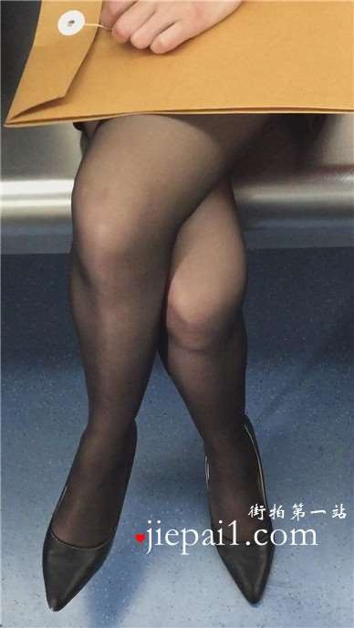 地铁拍摄白衬衫黑丝OL性感漂亮美女