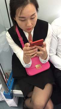 地铁拍摄黑丝美腿OL制服MM，腿腿盘得紧。