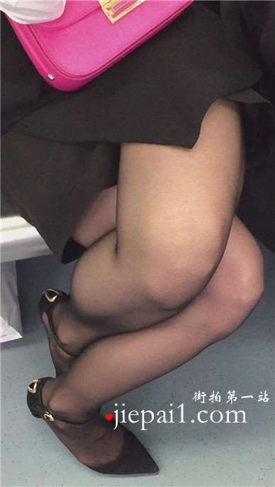 地铁拍摄黑丝美腿OL制服MM，腿腿盘得紧。