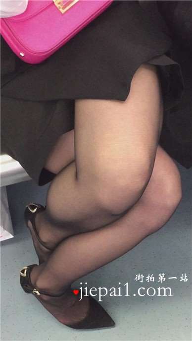 地铁拍摄黑丝美腿OL制服MM，腿腿盘得紧。