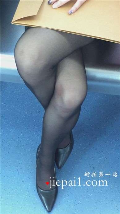 地铁拍摄白衬衫黑丝OL性感漂亮美女