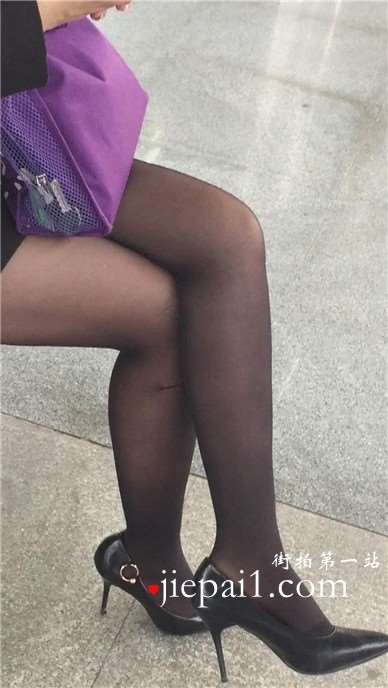 街拍黑丝美腿OL制服短发美女。