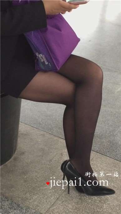 街拍黑丝美腿OL制服短发美女。
